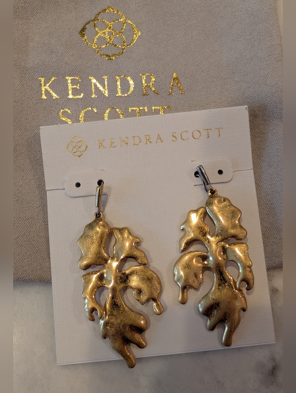 Kendra Scott Savannah Vintage Gold Drop Earrings 🌿